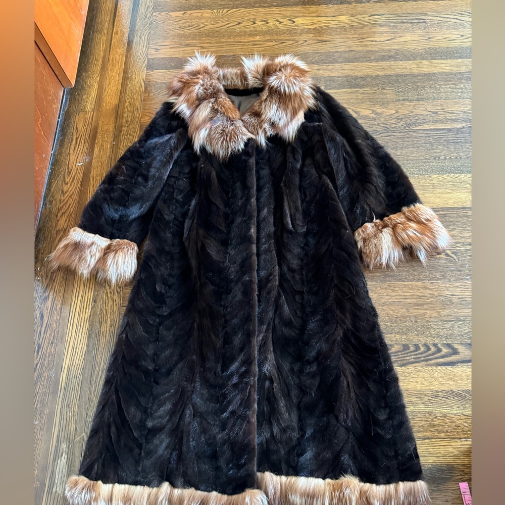 Brown mink fur coat with red fox fur collar trim - Picture 12 of 16